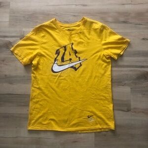 Nike LA Lakers Basketball Men's Yellow Tee with Graphic Logo